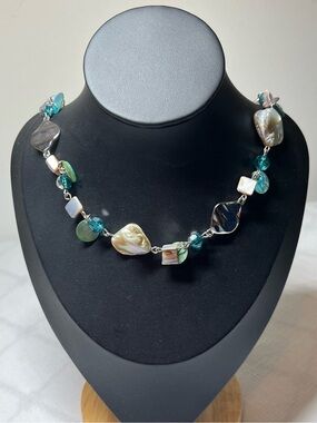 Lia Sophia Iridescent Pearl and Teal Bead Necklace
Long or double wrap for layer